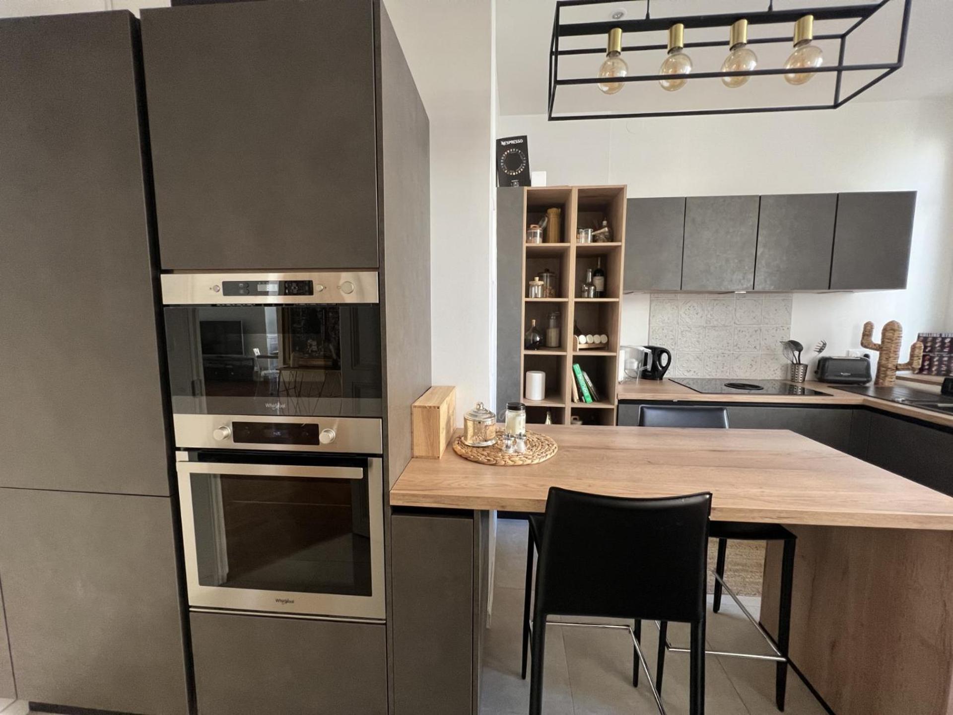Luxueux 115m2, 3 Centre Avec Parking A 5 Min -climatisation