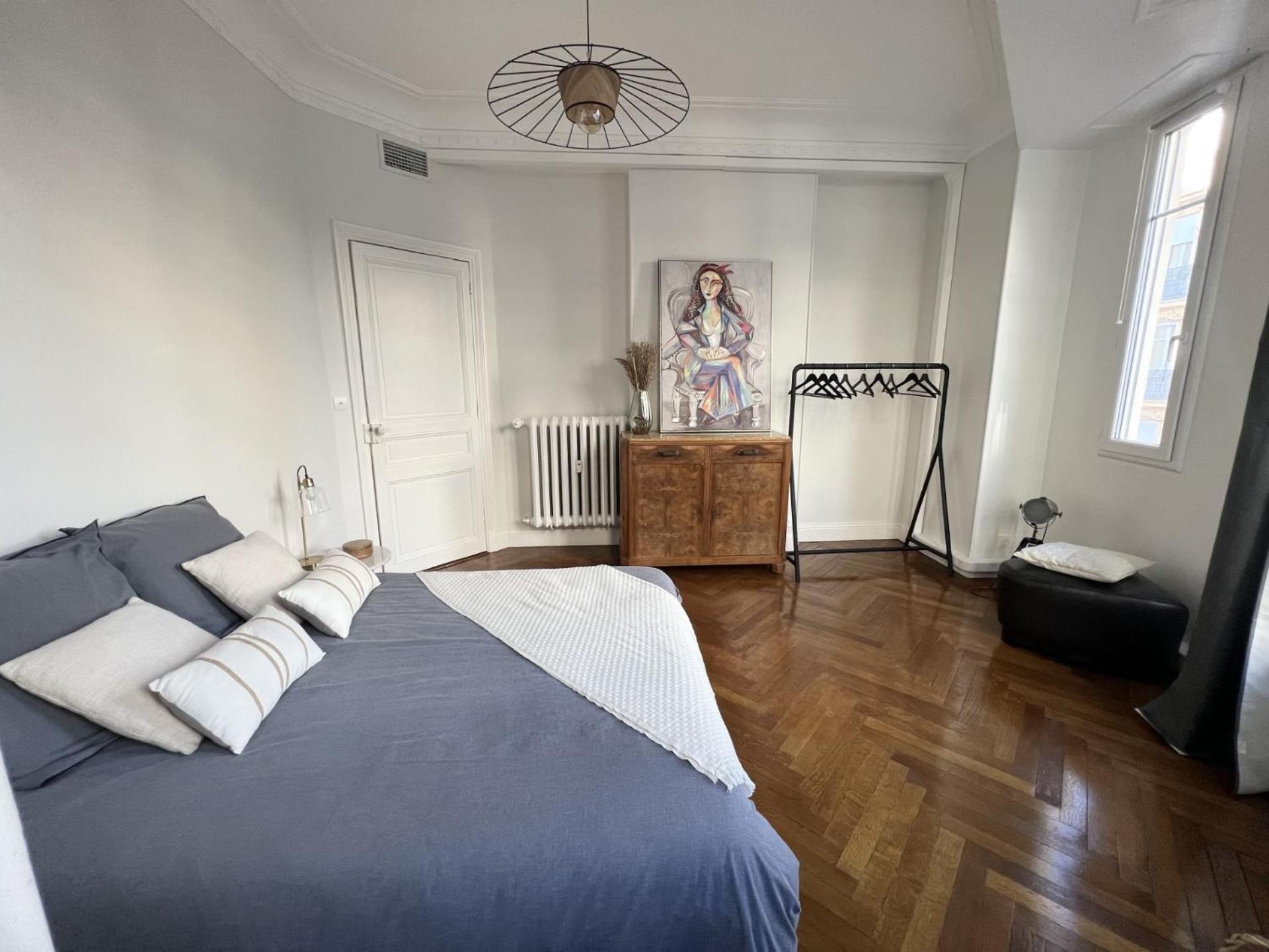 Luxueux 115m2, 3 Centre Avec Parking A 5 Min -climatisation